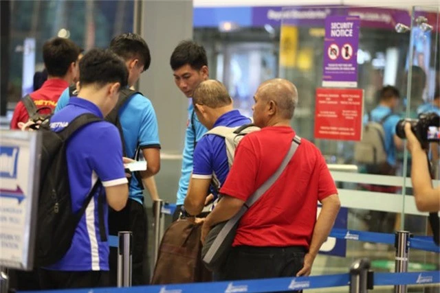 Các cầu thủ đội tuyển Việt Nam kiểm tra lại thông tin sau khi nhận vé lên máy bay