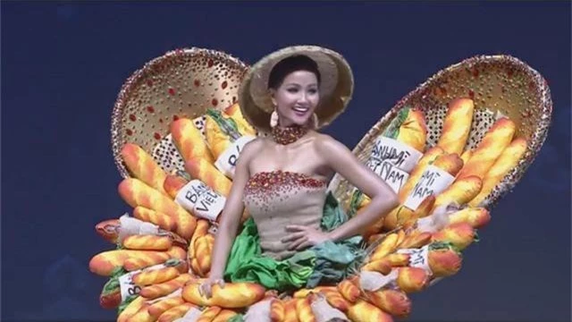 Đại diện Việt Nam là H’Hen Niê đã mang thiết kế Bánh mì đến với cuộc thi năm nay dù gây khá nhiều tranh cãi. Hen là thí sinh xuất hiện ở gần cuối đêm diễn và nhận được sự cổ vũ nồng nhiệt của khán giả xem trực tiếp tại sân khấu.