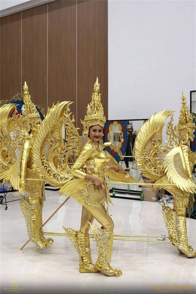 Người đẹp Lào trong bộ trang phục dân tộc với ba bức tượng được gắn vào nhau. Điều này cũng gây khó khăn cho cô trong phần di chuyển.