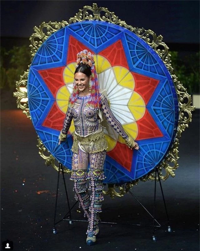 Thiết kế hoành tráng của người đẹp Philippines. Catriona Gray mặc bộ trang phục lấy ý tưởng từ sự tổng hòa của ba hòn đảo lớn tại đất nước này là Luzon, Visayas và Mindanao