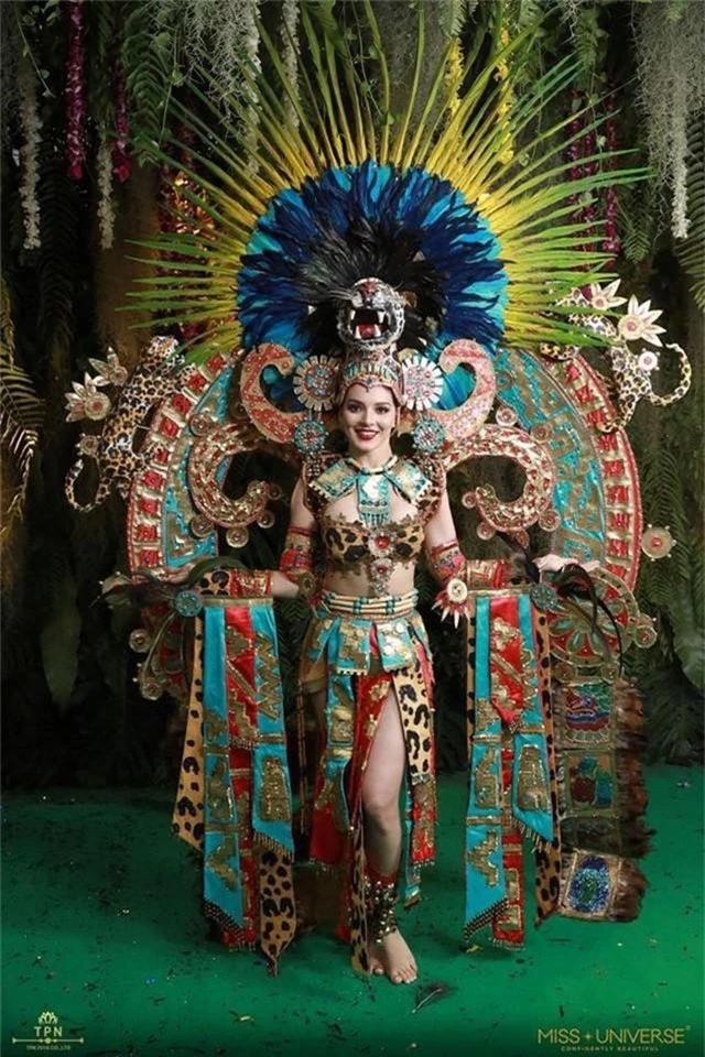Hoa hậu Mexico diện trang phục cầu kỳ với nhiều chi tiết sặc sỡ như da báo, lông chim…