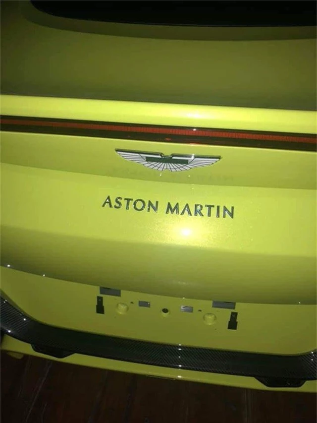 HOT: Đồng loạt khui công hai xe Aston Martin chính hãng, có V8 Vantage thế hệ mới nhất - Ảnh 1.