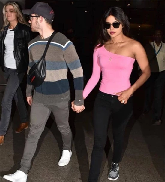 Nick Jonas và Priyanka Chopra xuống sân bay Mumbai, Ấn Độ vào sáng sớm ngày 12/12.