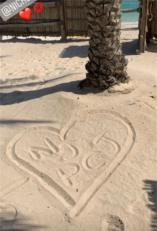 Nick cũng đăng tải hình trái tim ghi tên viết tắt của hai người (Nick Jonas và Priyanka Chopra Jonas) trên bãi biển. Theo trang Times of India, đôi uyên ương đã đi nghỉ trăng mật tại Oman - quốc gia Nam Á với những bãi biển thơ mộng.