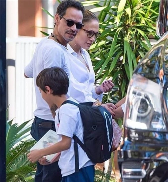 Jennifer Lopez đưa các con tưới gặp bố ở Miami, Florida vào cuối tuần trước. Giọng ca On The Floor và nam ca sĩ Marc Anthony có chung hai bé song sinh Emme và Max (trong ảnh).