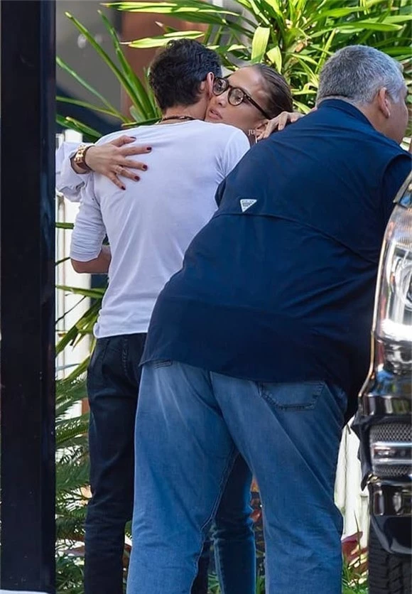 Marc và J.Lo cũng trao nhau cái ôm chặt khi gặp gỡ.