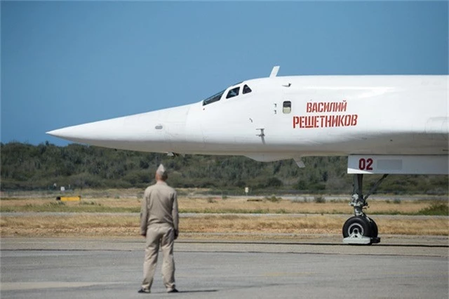  Máy bay ném bom Tu-160 của Nga ở sân bay Venezuela ngày 10/12. (Ảnh: AFP) 