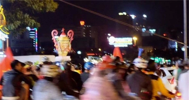  Người dân Đà Nẵng diễu trên phố với hình HLV Park Hang Seo và cup vàng 