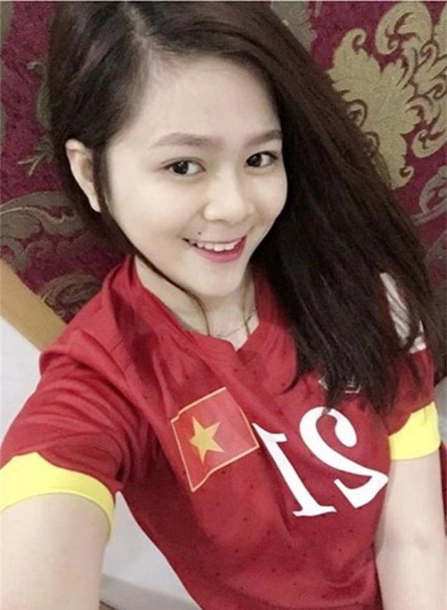 Cô và chàng tiền vệ người Hải Dương quen nhau năm 2015, trong dịp cô cổ vũ U23 Việt Nam dự SEA Games ở Singapore. Khi đó, cô đang là du học sinh Việt Nam, học Anh văn tại đảo quốc sư tử.