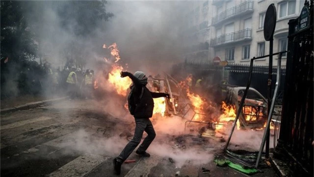  Người biểu tình đụng độ với cảnh sát tại Paris. (Ảnh: AFP) 