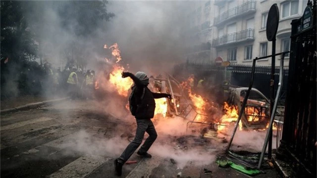 Người biểu tình đụng độ với cảnh sát tại Paris. (Ảnh: AFP)