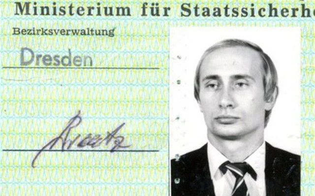 Thẻ nhân viên Stasi được cho là phát hành cho ông Putin những năm 1980. (Ảnh: RIA)