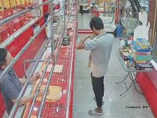 Clip: Tên cướp nhận cái kết 'đắng' khi gặp chủ cửa hàng cao tay