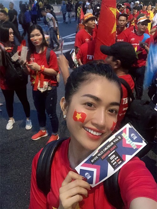 Á hậu Lệ Hằng liều xông vào ngồi giữa cổ động viên Malaysia: Cái kết bất ngờ