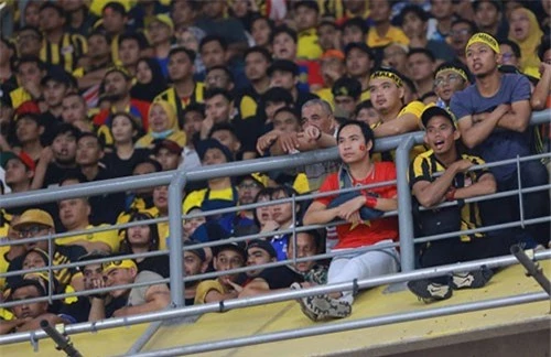 CĐV Việt Nam ngồi giữa rừng CĐV Malaysia CĐV Việt Nam ngồi giữa rừng CĐV Malaysia