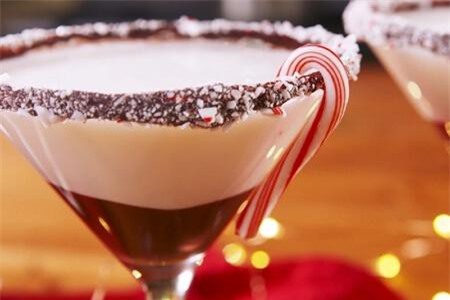 Clip: Trổ tài làm bartender với ly cocktail bạc hà cực độc đáo cho mùa Giáng Sinh