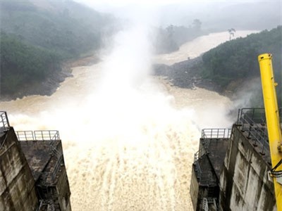 Nước lũ đang dâng cao, hồ ở Quảng Nam xả lũ