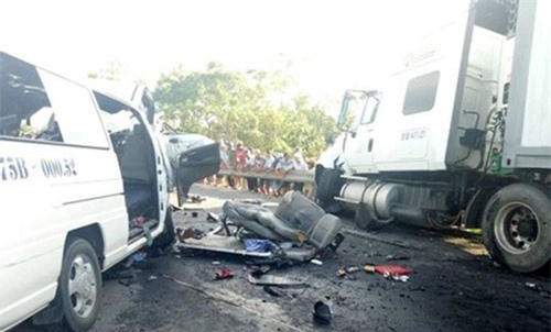 Xe container nổ lốp "càn quét" trên đường, 12 người nhập viện