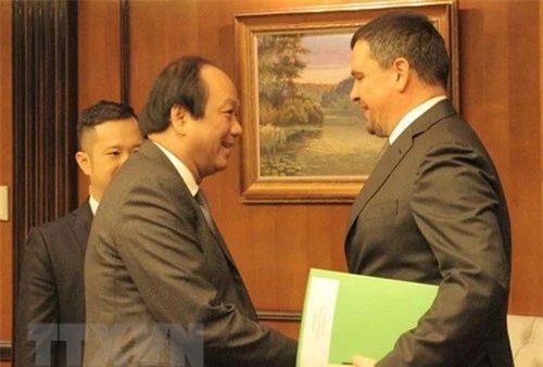 Bộ trưởng, Chủ nhiệm Văn phòng Chính phủ Mai Tiến Dũng (bên trái) tiếp kiến Phó Thủ tướng Liên bang Nga Maxim Akimov. (Ảnh: Hồng Quân/TTXVN).