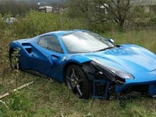 Bị tai nạn, chủ nhân Ferrari 488 GTB vứt luôn xe tại chỗ, không thèm quay lại lấy