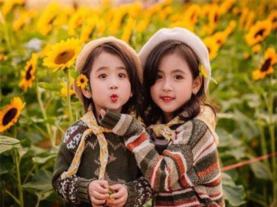 Tái xuất trong bộ ảnh mới, hai 'thiên thần nhí' lại khiến các mẹ muốn sinh ngay chị em gái