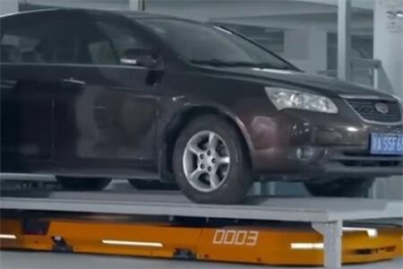 Clip: Cận cảnh quá trình đậu xe ô tô tự động của robot thông minh