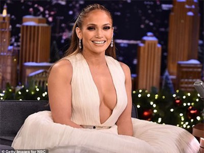 Jennifer Lopez gợi cảm với váy xẻ sâu