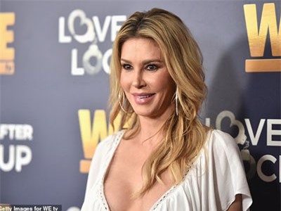 Brandi Glanville khoe ngực căng tròn