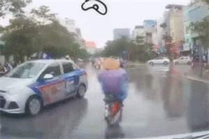 Clip: Pha 'tạt đầu' ôtô nguy hiểm của người đi xe đạp khiến nhiều người hú hồn