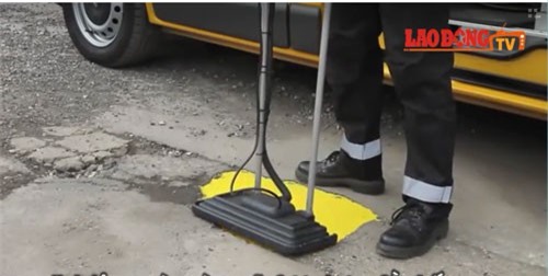 Clip: Độc đáo dung dịch lấp 'ổ gà' siêu nhanh và bền