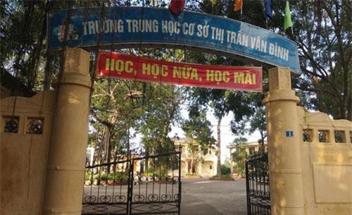 Cảnh cáo, chuyển trường cô giáo tát, đuổi học sinh trong giờ Giáo dục công dân