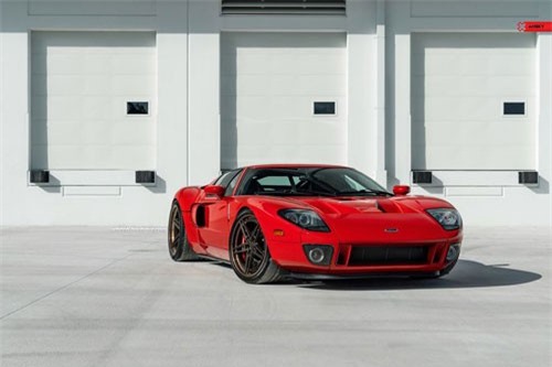 Ngỡ ngàng với Ford GT đời cũ mạnh hơn 2.000 mã lực