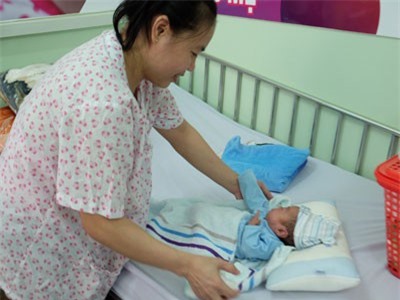 Bé trai sinh non nặng 700g sống sót kỳ diệu