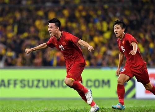 Huy Hùng (số 29) mở tỉ số cho Việt Nam ở chung kết lượt đi