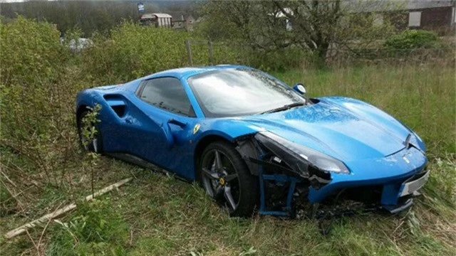 Bị tai nạn, chủ nhân Ferrari 488 GTB vứt luôn xe tại chỗ, không thèm quay lại lấy - Ảnh 1.