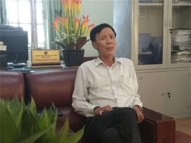 Ông Vương Đăng Tuyến, Hiệu trưởng Trường THCS thị trấn Vân Đình cho biết, 3 học sinh liên quan đến sự việc đều chưa từng bị kỉ luật. (Ảnh: Mỹ Hà).