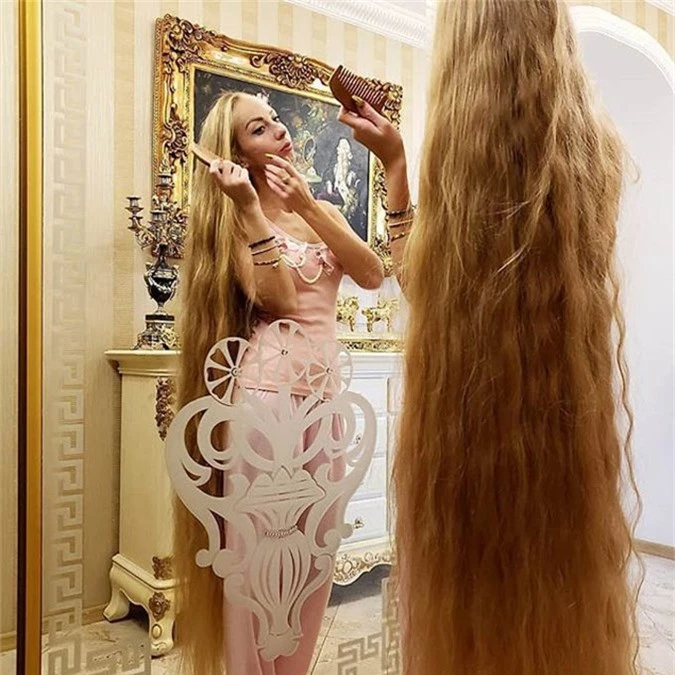 Alena Kravchenko, 33 tuổi, được đặt biệt danh là Công chúa Rapunzel của Ukraine nhờ sở hữu mái tóc dài gần 2 m.