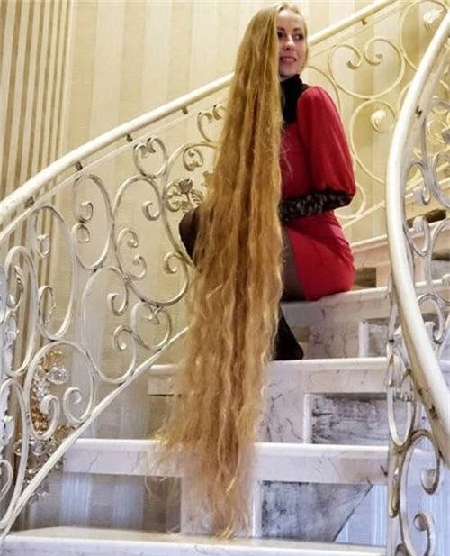 Cô gái người Ukraine chia sẻ khi đến tuổi thiếu niên, tóc cô đã dài đến ngang lưng và ngoài 20 tuổi, nó đã đến ngang eo, sau đó là đến đầu gối và hiện lướt thướt trên sàn nhà. Đó là lúc cô bắt đầu giẫm phải tóc mình, và khi hai đứa con Alena càng lớn và thích chơi đùa mái tóc của mẹ, Alena cảm thấy có đôi chút phiền phức. Vì thế, cô quyết định búi tóc lên và chỉ xõa ra vào cuối tuần hoặc vào những dịp đặc biệt.