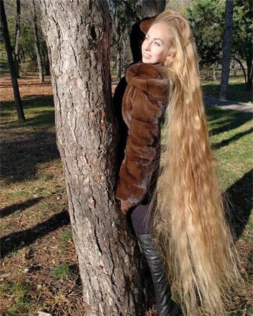 Tuy mái tóc dài 2 m của Alena vẫn dài ra từng tháng nhưng cô cho biết không có ý định sẽ đến tiệm cắt tóc. Theo Alena, mái tóc dài màu vàng này là một phần con người mình, nếu không có nó, cô không còn là cô nữa.