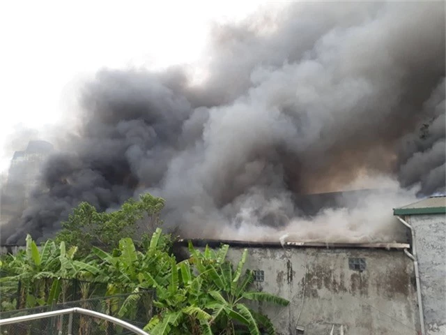 Đang cháy lớn ngay sát trụ sở Liên đoàn Bóng đá Việt Nam - Ảnh 1.