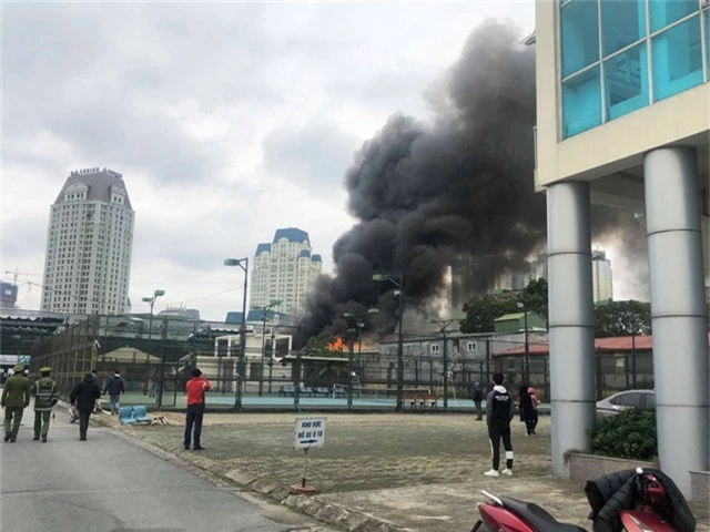 Đang cháy lớn ngay sát trụ sở Liên đoàn Bóng đá Việt Nam - Ảnh 7.