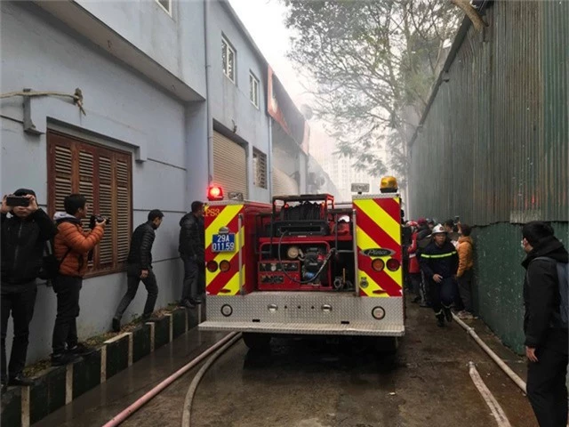 Đang cháy lớn ngay sát trụ sở Liên đoàn Bóng đá Việt Nam - Ảnh 9.