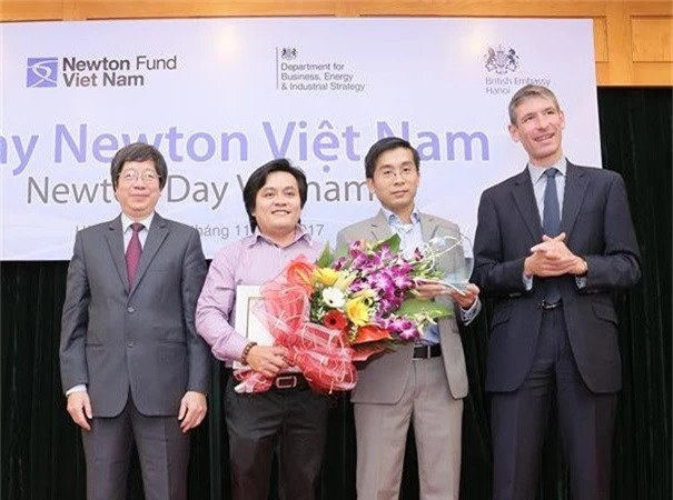 GS Dương Quang Trung (thứ 2 từ phải sang) nhận giải thưởng Newton năm 2017.