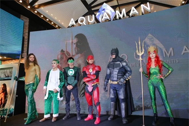 Minh Tú diện vest đen cùng áo xuyên thấu gợi cảm trong buổi ra mắt phim “Aquaman” - Ảnh 13.