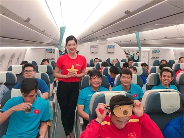 Người đẹp truyền thông Hoa hậu Việt Nam 2018 là tiếp viên phục vụ chuyến bay của các thành viên đội tuyển Việt Nam tối qua