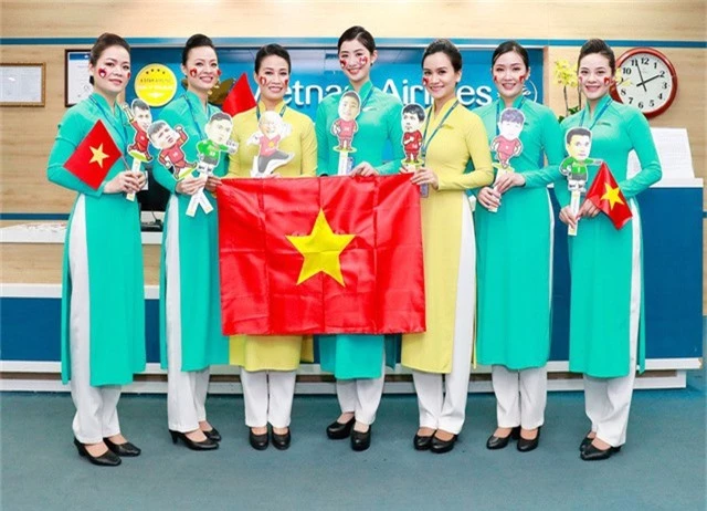Ngọc Linh và đoàn bay chuẩn bị những món quà chào mừng, cổ vũ đội tuyển bóng đá Việt Nam