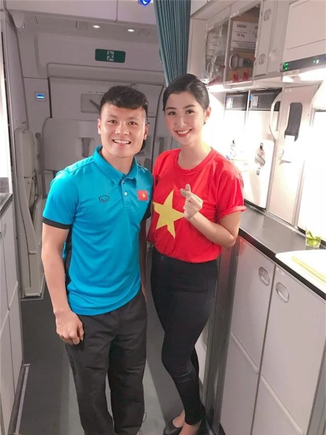 Ngọc Linh chụp ảnh cùng cầu thủ Quang Hải mà cô hâm mộ nhất. Linh khen Quang Hải thân thiện và biết quan tâm tới người khác.