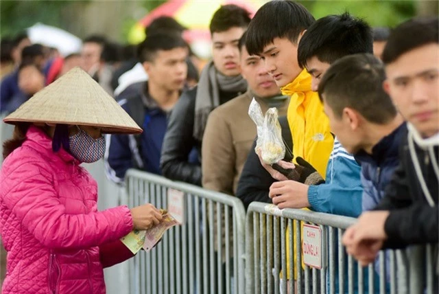 Nhiều người đến xếp hàng từ sớm nên những hàng bán đồ ăn như xôi, bánh mỳ đắt hàng.