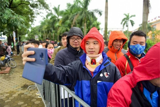 Một người hâm mộ nhanh tay chụp lại kỷ niệm xếp hàng nhận vé.