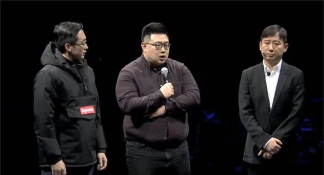 Người đại diện của Samsung cùng với 2 vị CEO tới từ Supreme nhái phát biểu tại lễ ký kết.